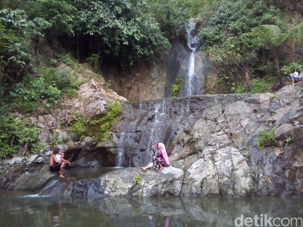 Air Terjun Kali Banteng ada di Desa Rahtawu, Kecamatan Gebog, Kudus. Di objek wisata ini, wisatawan bisa menikmati air terjun setinggi sekitar 20 meter. (Akrom Hazami/detikcom)