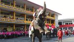 Gajah di Thailand Bagi-bagi Hadiah Natal Kepada Siswa Sekolah