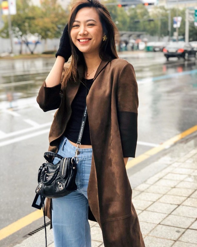 Shania Junianatha dikabarkan punya hubungan asmara dengan atlet badminton Jonatan Christie. Untuk urusan gaya, mantan personel JKT48 ini selalu maksimal. Dalam sebuah kesempatan, Shania memakai croptop dan jeans yang dibungkus coat coklat. Tidak ketinggalan aksesori hand gloves hitam yang senada dengan tas klasik Balenciaga. (Foto: Instagram/@shanju)