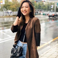 Shania Junianatha dikabarkan punya hubungan asmara dengan atlet badminton Jonatan Christie. Untuk urusan gaya, mantan personel JKT48 ini selalu maksimal. Dalam sebuah kesempatan, Shania memakai croptop dan jeans yang dibungkus coat coklat. Tidak ketinggalan aksesori hand gloves hitam yang senada dengan tas klasik Balenciaga. (Foto: Instagram/@shanju)