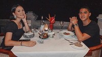  Begini kompaknya Al dan Alyssa saat menikmati hidangan makan malam romantis, dengan pemandangan langit dan bintang yang indah. Foto: Instagram @alyssadaguise dan @alghazali7