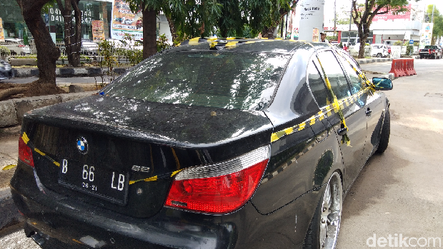 Mobil BMW Pelat Jakarta Ditinggal Sebulan di Flyover Makassar
