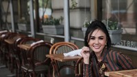 Ibu dua anak ini kelihatan seperti anak muda banget. Apalagi Yuni sering memilih nongkrong di kafe. Foto: Instagram yunishara36