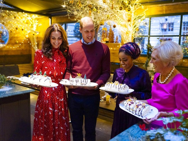 Masih dalam rangka menyambut Natal, Kate Middleton dan Pangeran William juga mencoba membuat kue natal bersama celebrity chef Nadiya Hussain dan Mary Berry di Rosewood London Hotel, pada 16 Desember lalu.  (Foto: BBC via AP)