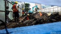 Sejumlah pekerja tengah menyelesaikan pengerjaan proyek Underpass Senen Extension, Jakarta, Senin (23/12/2019).