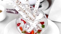 Kue cantik yang satu ini bukan produk dari Kopi Kenangan tapi dari butik tehnya Lewis and Caroll Tea. Cantik ya? Foto: instagram @etirtanata