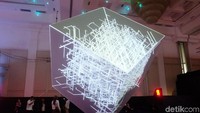 Lihat kubus raksasa karya studio kreatif asal Istanbul, Ouchhh, memukau pengunjung yang hadir.  Foto: Tia Agnes/ detikhot
