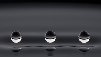 Foto tetesan minyak silikon karya Aleks Labuda jadi jawara di kategori pecitraan mikro. Kamera: Nikon D700: 1/200; f / 16; ISO200; 105mm. Foto: Royal Society Publishing Photography Competition