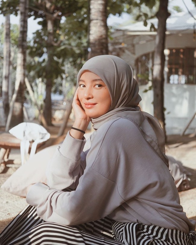 Cerelia Raissa yang sudah membintangi puluhan judul FTV mulai aktif di layar kaca sejak 2006. Sebelum berhijab, Cerelia dikenal kerap tampil seksi. Foto: instagram @cereliaraissa.