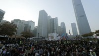 Diperkirakan ada lebih dari 1.000 warga Hong Kong yang turun ke jalan untuk mengikuti aksi bela Uighur di lapangan terbuka dekat dengan pinggiran kota.