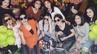 Kamu akan pangling melihat foto yang satu ini. Pasalnya foto ini merupakan momen Tasya Farasya dengan keluarganya sekitar 10 tahun yang lalu. Merek berkumpul sambil makan-makan bersama. Foto: Instagram @TasyaFarasya