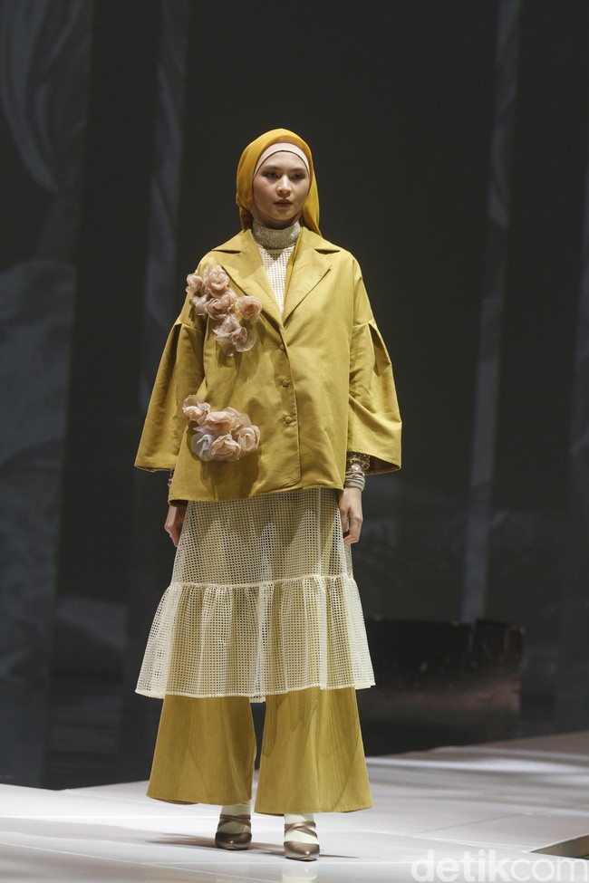 Ria Miranda menampilkan rancangan terbarunya untuk 2020 dengan mengambil tema Realita di The Hall Senayan City, Jakarta, Kamis [24/10/2019]. Foto: Mohammad Abduh/Wolipop