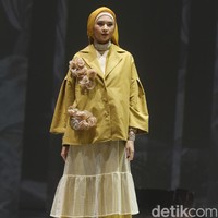 Ria Miranda menampilkan rancangan terbarunya untuk 2020 dengan mengambil tema Realita di The Hall Senayan City, Jakarta, Kamis [24/10/2019]. Foto: Mohammad Abduh/Wolipop