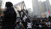 Warga yang ikut serta turun ke jalan dalam aksi solidaritas untuk Uighur mendengarkan berbagai orasi yang mengingatkan penindasan atas Uighur oleh Partai Komunis China di Xinjiang bisa terjadi di Hong Kong.