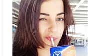 Tanpa make up terlalu tebal, pose Tasya Farasya saat minum ini membuktikkan bahwa Tasya tetap terlihat cantik tanpa balutan make up. Foto: Instagram @TasyaFarasya