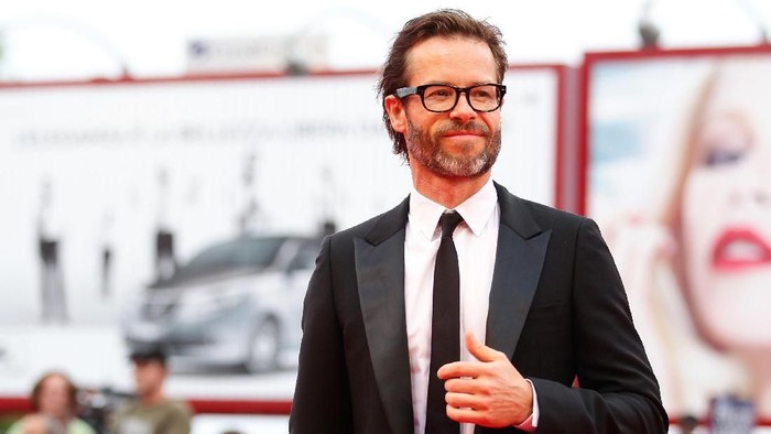 Guy Pearce VENICE, ITALY - SEPTEMBER 02: Actor Guy Pearce attends the Mildred Pierce premiere during the 68th Venice Film Festival at Palazzo del Cinema on September 2, 2011 in Venice, Italy. (Photo by Vittorio Zunino Celotto/Getty Images for Lancia)