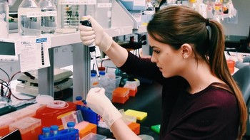 Beginilah keseharian Camille di laboratorium sebagai seorang ilmuwan (camilleschrier/Instagram)