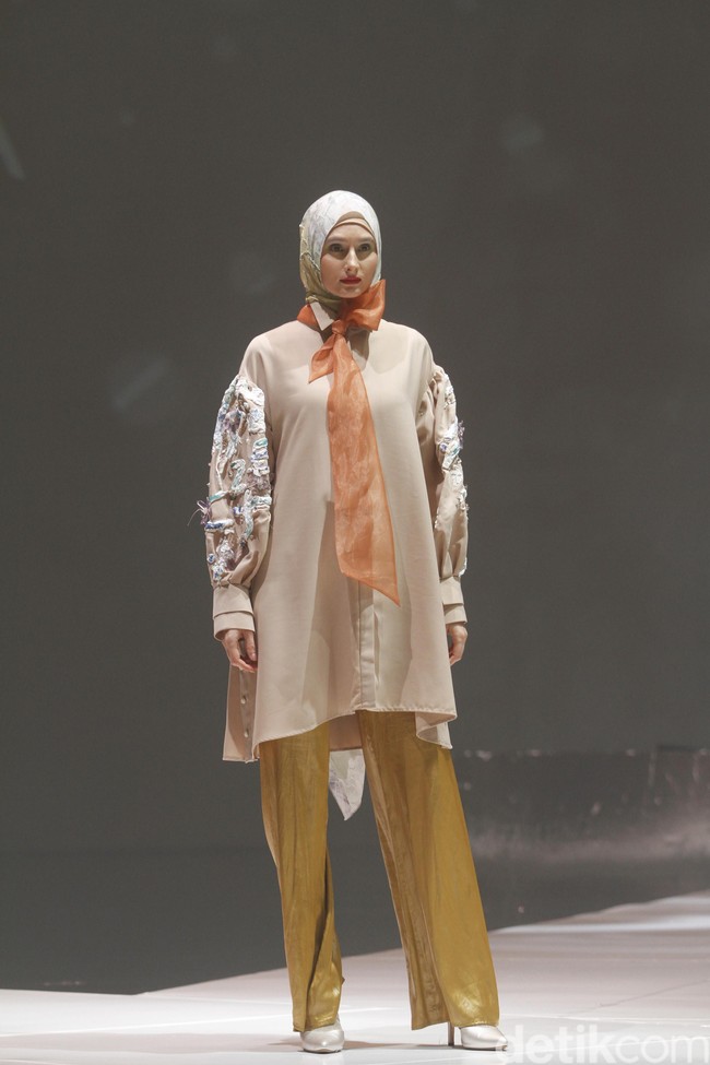 Ria Miranda menampilkan rancangan terbarunya untuk 2020 dengan mengambil tema Realita di The Hall Senayan City, Jakarta, Kamis [24/10/2019]. Foto: Mohammad Abduh/Wolipop
