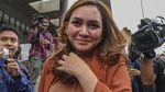 Senyum Sekretaris Eks Dirut PTPN III Usai Diperiksa KPK