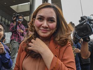 Senyum Sekretaris Eks Dirut PTPN III Usai Diperiksa KPK