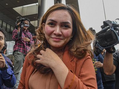 Senyum Sekretaris Eks Dirut PTPN III Usai Diperiksa KPK