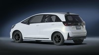 Di belakang, Honda Jazz atau Honda Fit Modulo X Concept ini dibekali cover lampu belakang yang agak gelap, serta bumper belakang baru yang ditambahkan diffuser dan kisi-kisi vertikal. Spoiler berwarna hitam tampak lebih besar daripada Honda Jazz standar. Foto: Dok. Honda