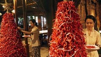 Kalau yang tadi petai, pohon natal yang satu ini terbuat dari cabai. Cabai yang digunakan adalah jenis cabai merah keriting. Di ujung pohonnya yang mengerucut bahkan dihiasi bintang. Foto: Istimewa