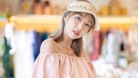Sunny memiliki dua akun YouTube yaitu yang berbahasa Korea dan Indonesia. Ia dikenal sebagai beauty influencer, meski sering juga mengunggah video soal kuliineran dan traveling. Memiliki hubungan yang erat dengan Indonesia, Sunny tinggal di Bali dari umur 4 tahun sampai usia SMA. Tak heran ia lebih fasih bahasa Indonesia dibanding bahasa Korea.Foto: Instagram sunnydahye