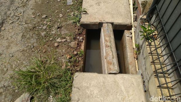 Ini Selokan Lokasi Ular Piton Jumbo 4 Meter Ditemukan di Pamulang