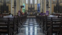 Bergeser ke Lapangan Banteng, ada Gereja Katedral Jakarta yang diresmikan tahun 1901. Punya gaya Neo-klasik bak gereja di Eropa, Katedral kerap menjadi simbol toleransi (ANTARA FOTO/Galih Pradipta)