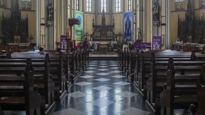 Persiapan Gereja Katedral Sambut Misa dan Natal