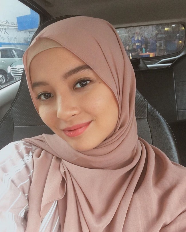 Kini hijrah, aktris 22 tahun itu memilih hijab segi empat dan pashmina untuk kegiatan sehari-hari. Dari gaya OOTD yang diunggahnya ke Instagram, Cerelia Raissa terlihat menyukai warna busana pastel. Foto: instagram @cereliaraissa.