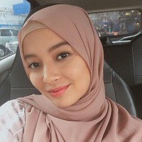 Kini hijrah, aktris 22 tahun itu memilih hijab segi empat dan pashmina untuk kegiatan sehari-hari. Dari gaya OOTD yang diunggahnya ke Instagram, Cerelia Raissa terlihat menyukai warna busana pastel. Foto: instagram @cereliaraissa.