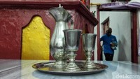 Sejumlah peninggalan sejarah di Gereja Tugu yang tidak berubah dan masih ada hingga kini. Contohnya seperti piala yang digunakan untuk misa, mimbar hingga engsel pintu yang tidak berubah.