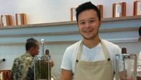 Edward Tirtanata bukan pemain baru dalam dunia kuliner. Sebelum memulai Kopi Kenangan, ia lebih dulu memiliki kafe teh bernama Lewis and Caroll.  Foto: instagram @etirtanata