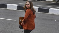 Adinda hari ini menjalani pemeriksaan sebagai saksi untuk I Kadek Kertha Laksana. Selain Adinda, KPK juga menjadwalkan pemeriksaan saksi untuk Ketua Komisi Pengawas Persaingan Usaha (KPPU) Kurnia Toha.