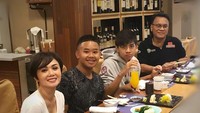 Meski sudah bercerai dengan suami keduanya, Yuni masih menjalin hubungan baik. Buktinya mereka berempat terlihat menikmati makan siang bersama. Foto: Instagram yunishara36