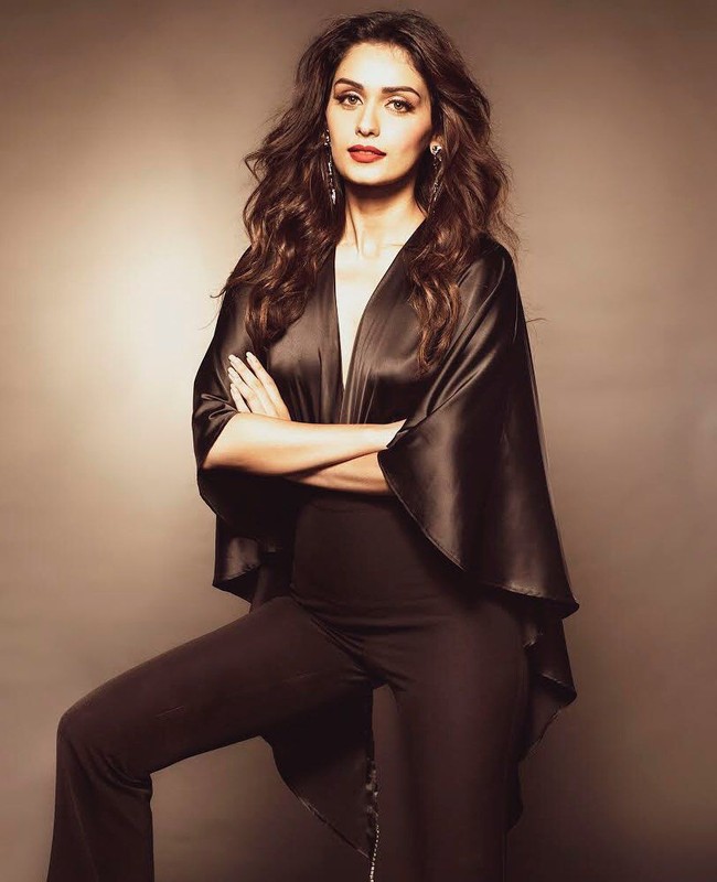 Manushi kini tengah bersiap-siap untuk debutnya di film Bollywood Prithviraj, bersama dengan bintang Akshay Kumar yang akan muncul di layar pada 2020. Foto: Instagram