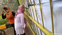 Sejumlah warga yang hendak beraktivitas di area sekitar kawasan Hutan Kota Kemayoran itu pun harus mengurungkan niatnya karena kawasan itu kini tengah ditutup sementara untuk umum.