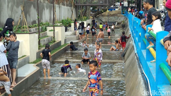 Warga Babakan Irigasi, Kota Bandung, kini mempunyai tempat nongkrong sekaligus berenang yang diberi nama Kafe Walungan. (Foto: Mochamad Solehudin/detikcom)