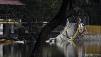 Untuk saat ini, Pemprov juga belum menerima informasi terkait penyebab jembatan di Utan Kemayoran ambruk. Dinas Bina Marga baru akan mengecek ke lokasi saat investigasi bersama PPK Kemayoran.