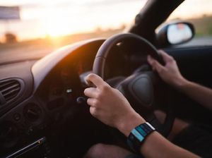 Pemotor Diimbau Tak Pakai Sandal Jepit, Kalau Pengemudi Mobil Gimana?
