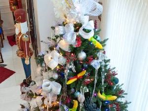 Unik Banget! Instalasi Pohon Natal Penuh dengan Pisang