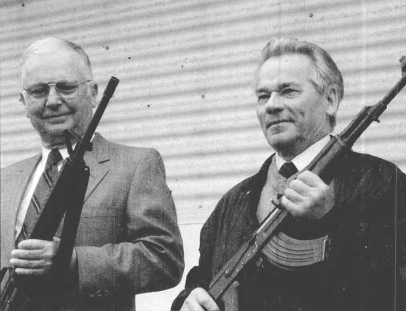 Mikhail T. Kalashnikov (ka) bertemu dengan desainer senjata Amerika Serikat, Eugene M. Stoner (Wikimedia commons)