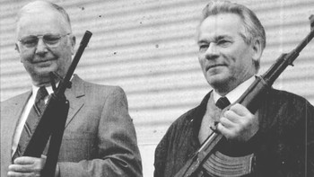 Mikhail Kalashnikov (kanan) adalah pembuat senjata serbu AK-47. Dia sakit hati senjatanya dipakai kriminal. Sebelum meninggal di 2013, dia dilaporkan menulis pada gereja Orthodoks Rusia, menyatakan penyesalan. Sakit spiritual ini tak tertahankan. Jika senjataku itu mencabut nyawa, apa aku yang disalahkan? tulisnya. Gereja menjawab bahwa sepanjang untuk mempertahankan Tanah Air, gereja mendukung pembuatnya maupun tentara yang memakainya. Foto: Mikhail T. Kalashnikov (ka) bertemu dengan desainer senjata Amerika Serikat, Eugene M. Stoner (Wikimedia commons)