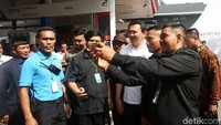 Petugas keamanan pun tak mau ketinggalan. Mereka juga berebut foto bersama dengan Komisaris Utama Pertamina tersebut.