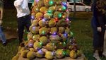 Nyam! Pohon Natal Ini Terbuat dari Makanan, Ada Petai hingga Donat