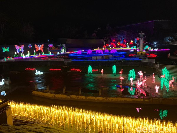 Milenial Glow Garden dibuka pada pukul 15.00-22.00 WIB dengan harga tiket sebesar Rp 75.000 untuk hari aktif dan Rp 100.000 untuk hari libur. (Muhammad Aminudin/detikcom) Milenial Glow Garden dibuka pada pukul 15.00-22.00 WIB dengan harga tiket sebesar Rp 75.000 untuk hari aktif dan Rp 100.000 untuk hari libur. (Muhammad Aminudin/detikcom)