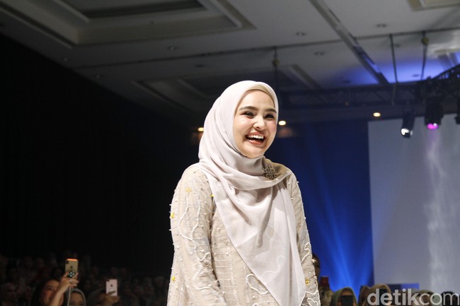Ria Miranda menampilkan rancangan terbarunya untuk 2020 dengan mengambil tema Realita di The Hall Senayan City, Jakarta, Kamis [24/10/2019]. Foto: Mohammad Abduh/Wolipop
