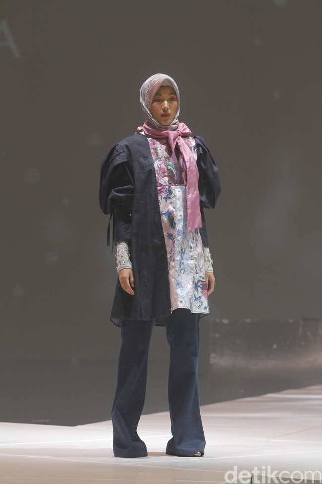 Ria Miranda menampilkan rancangan terbarunya untuk 2020 dengan mengambil tema Realita di The Hall Senayan City, Jakarta, Kamis [24/10/2019]. Foto: Mohammad Abduh/Wolipop